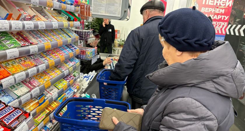 Почему в магазинах больше не расплачиваюсь картой: кассиры «Пятерочки» и «Магнита» пристально смотрят на эти данные