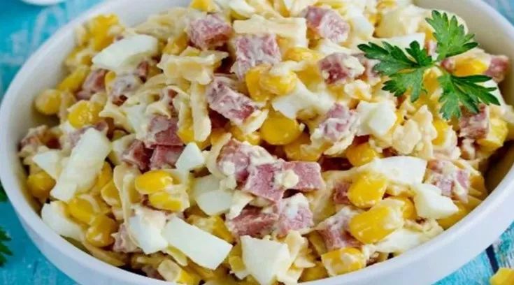 Салат «4 фишки»: до гениальности просто и без больших трат — эту вкусноту съедят до последней крошки