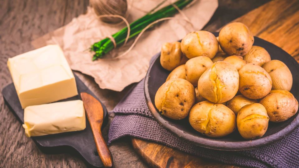 Картофель в мундире станет в разы вкуснее: бросьте в кастрюлю эти специи