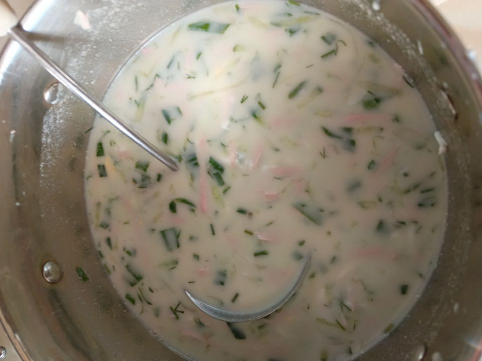 Как свекровь открыла секрет идеальной окрошки: простой рецепт для жаркого лета