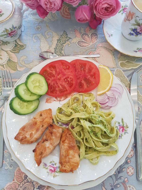Фетучини с курицей и соусом песто