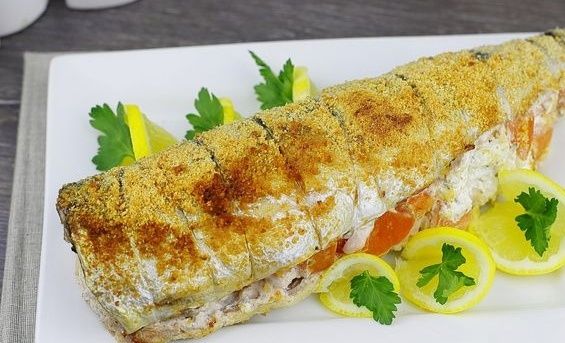Скумбрия, запечённая с сыром фета и помидорами