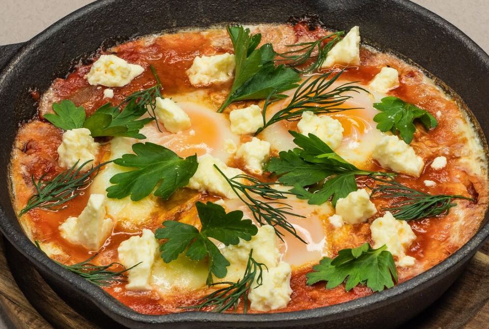 Шакшука с фетой и зеленью: восхитительная находка для завтрака