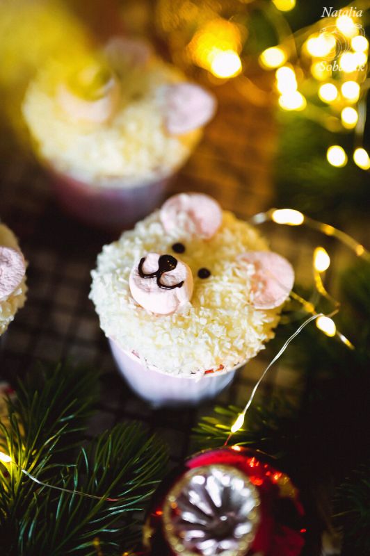 Нежнейшие ванильные капкейки с черничным джемом: пошаговый рецепт