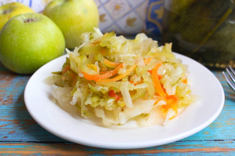 Легкий и вкусный рецепт салата из квашеной капусты для гурманов