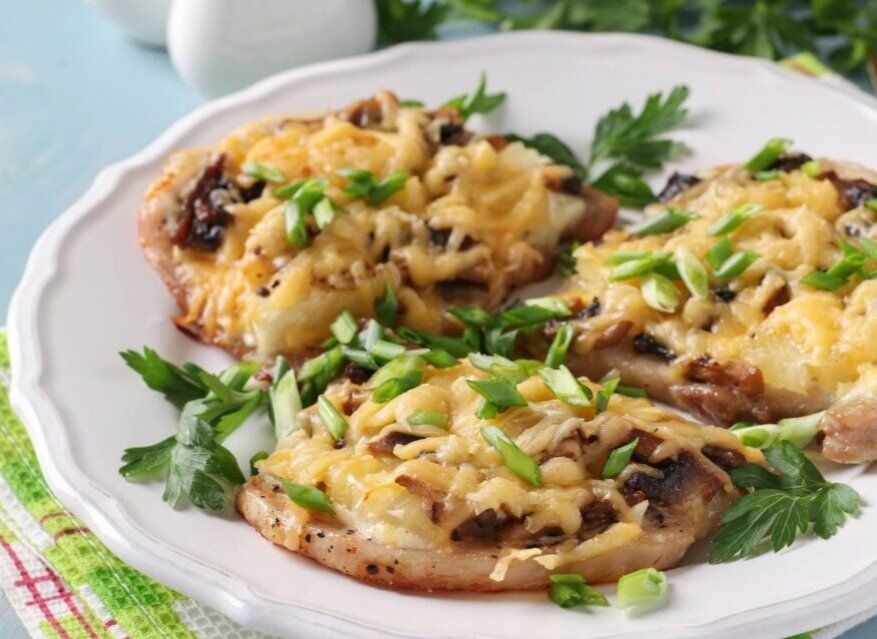 Мясо с грибами и ананасами