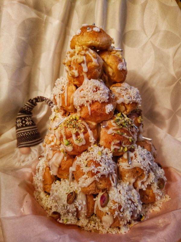 Крокембуш: как превратить профитроли в праздничную ёлочку и вернуть уют на столе