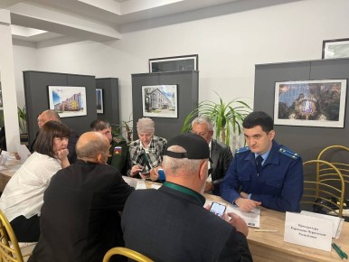 Работник прокуратуры Карачаево-Черкесской Республики принял участие в работе мобильной юридической приемной «Правомобиль. КСВО»