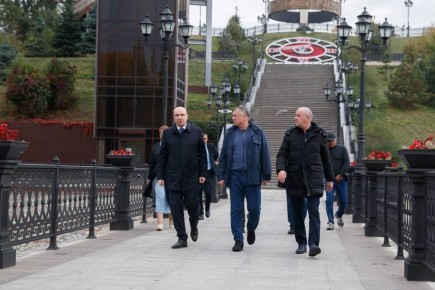 Глава КЧР Рашид Темрезов вместе с Вице-премьером России Маратом Хуснуллиным и мэром Черкесска Алексеем Баскаевым посетил обновлённый парк культуры и отдыха «Зелёный остров»