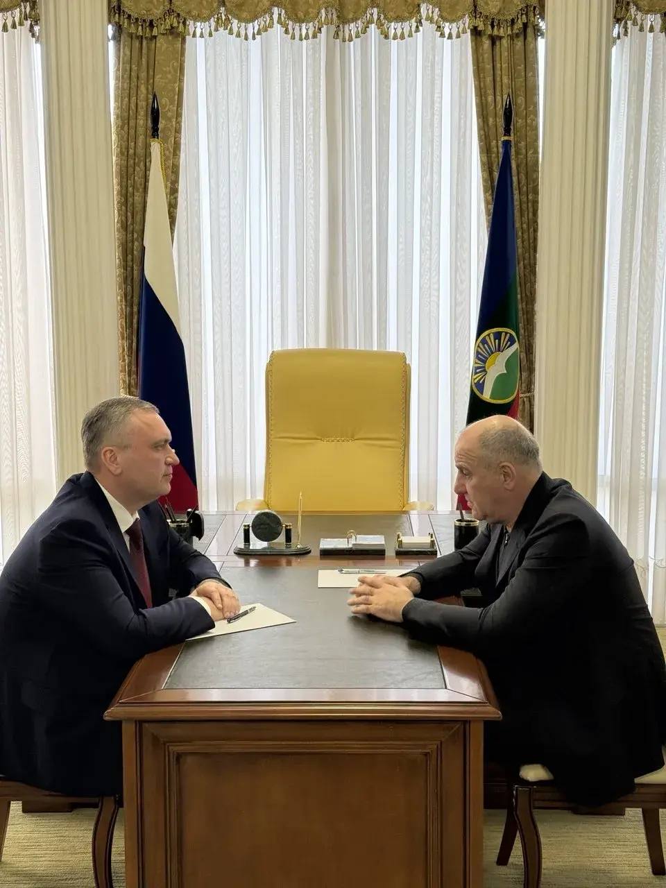 Глава КЧР Рашид Темрезов провел встречу с генеральным директором ООО «Газпром межрегионгаз Черкесск» Олегом Дергачевым по вопросам газоснабжения и итогам работы по догазификации населённых пунктов региона