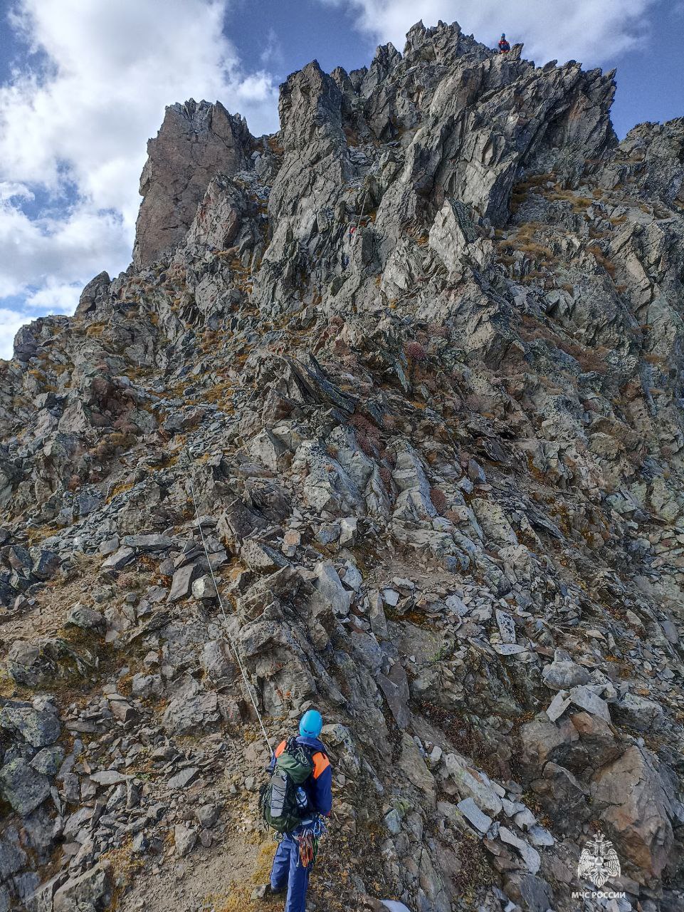 Спасатели МЧС России покорили пик Архызских спасателей Спасатели МЧС России покорили пик Архызских спасателей