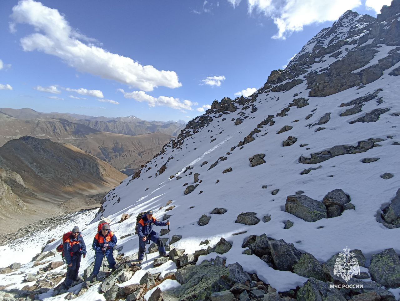 Спасатели МЧС России покорили пик Архызских спасателей Спасатели МЧС России покорили пик Архызских спасателей