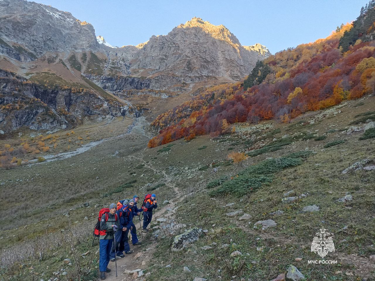 Спасатели МЧС России покорили пик Архызских спасателей Спасатели МЧС России покорили пик Архызских спасателей