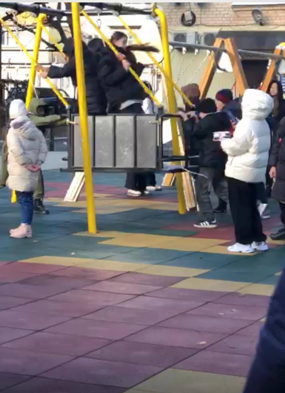 Играй, веселись, но береги детские площадки! Играй, веселись, но береги детские площадки!