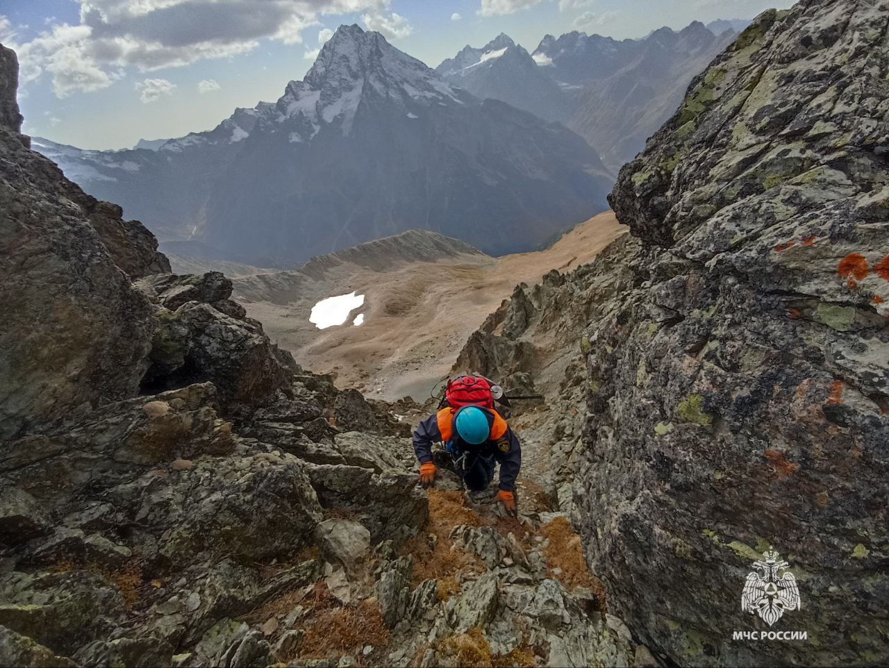 Спасатели МЧС России покорили пик Архызских спасателей Спасатели МЧС России покорили пик Архызских спасателей