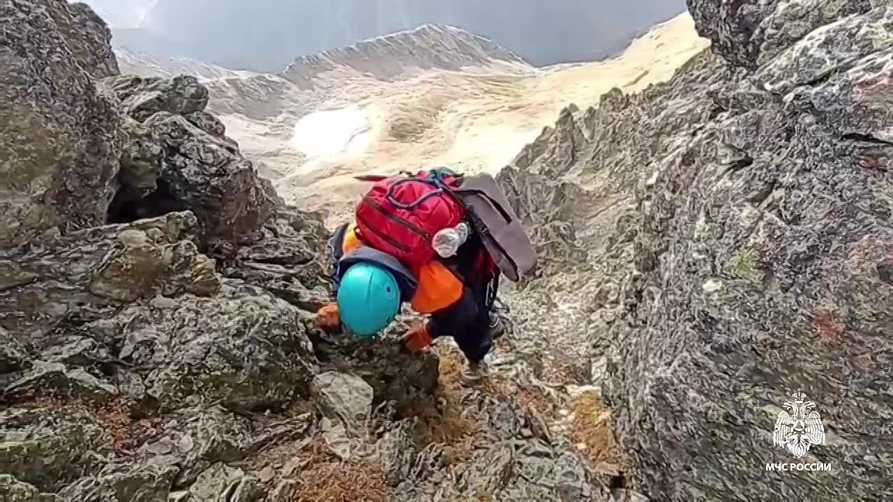 Спасатели МЧС России покорили пик Архызских спасателей