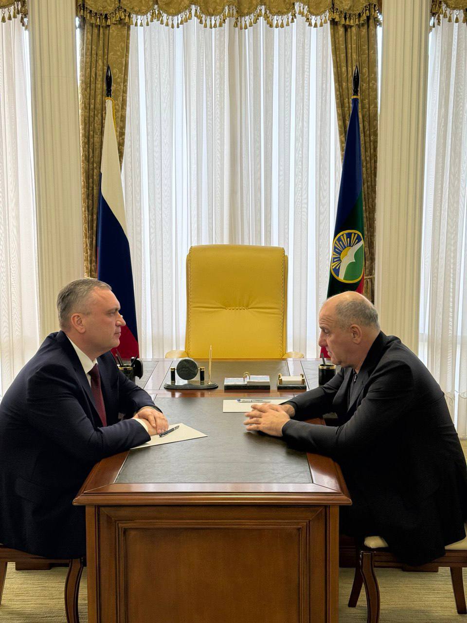 Глава Карачаево-Черкесии Рашид Темрезов провел рабочую встречу с генеральным директором ООО «Газпром межрегионгаз Черкесск» Олегом Дергачевым