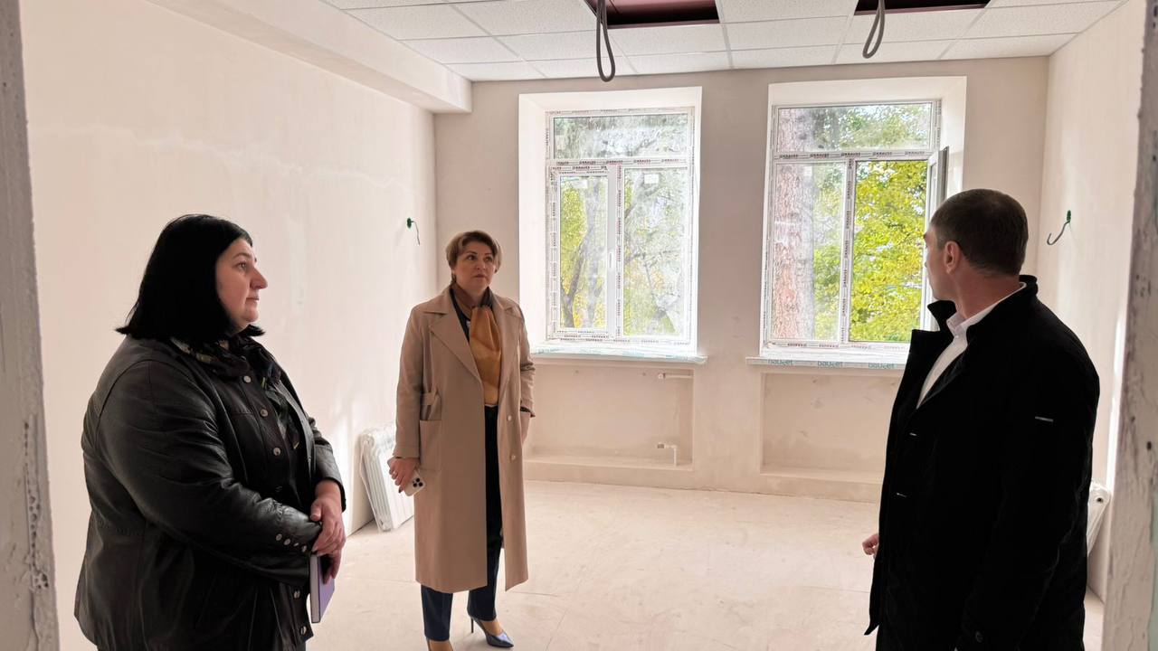 Заместитель председателя Правительства КЧР Евгений Поляков и министр образования и науки КЧР Инна Кравченко посетили специальную (коррекционную) общеобразовательную школу-интернат I вида с целью осмотра хода капитального... Заместитель председателя Правительства КЧР Евгений Поляков и министр образования и науки КЧР Инна Кравченко посетили специальную (коррекционную) общеобразовательную школу-интернат I вида с целью осмотра хода капитального...