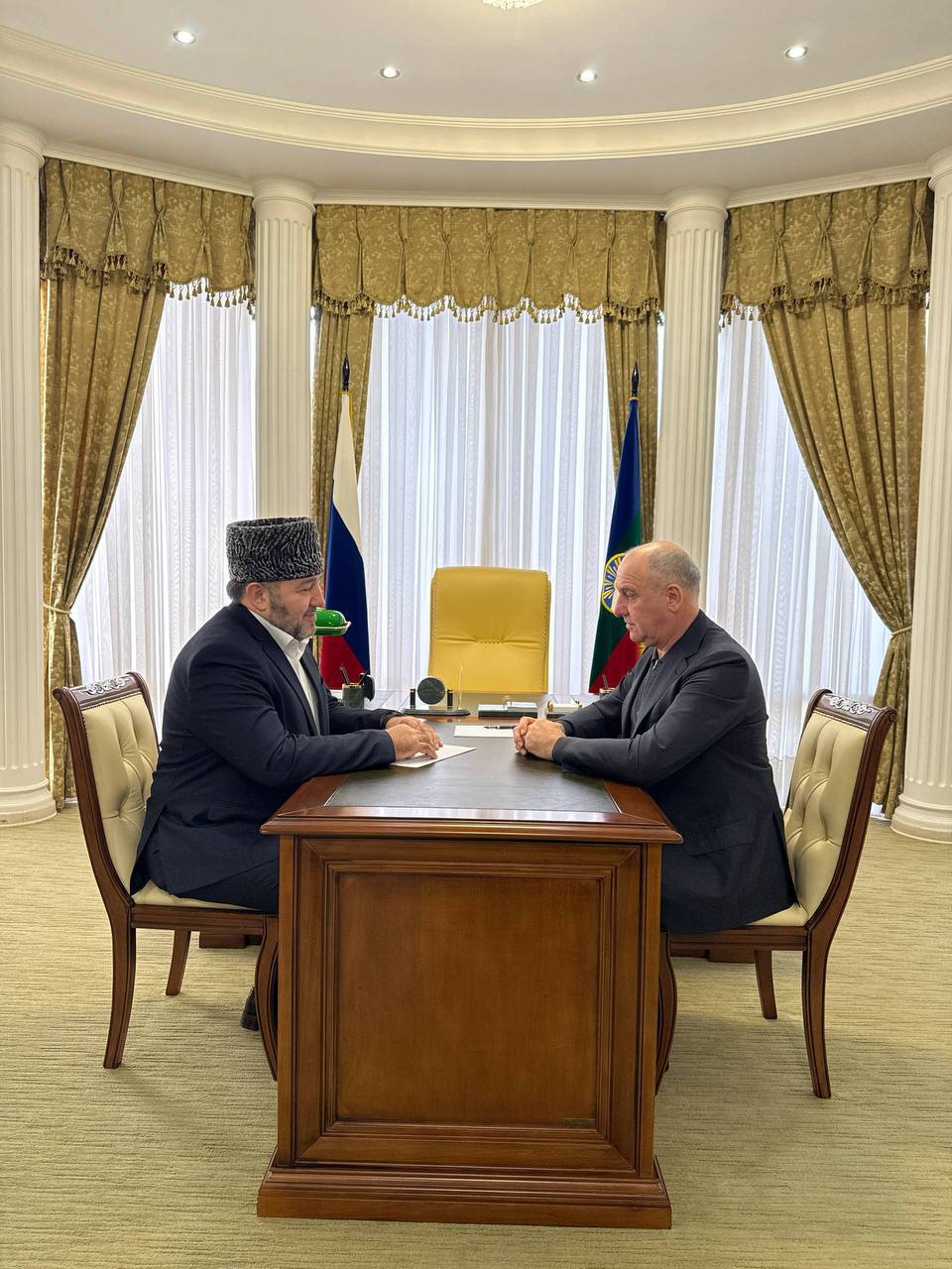 Духовно-нравственное и патриотическое воспитание молодежи, а также укрепление межнационального и межконфессионального согласия обсудили сегодня Глава КЧР Рашид Темрезов и муфтий КЧР Мухаммад-Хаджи Эркенов