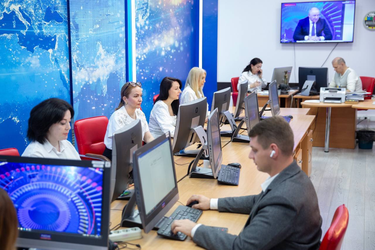 Сегодня Глава КЧР Рашид Темрезов провел ежегодную прямую линию с жителями республики Сегодня Глава КЧР Рашид Темрезов провел ежегодную прямую линию с жителями республики