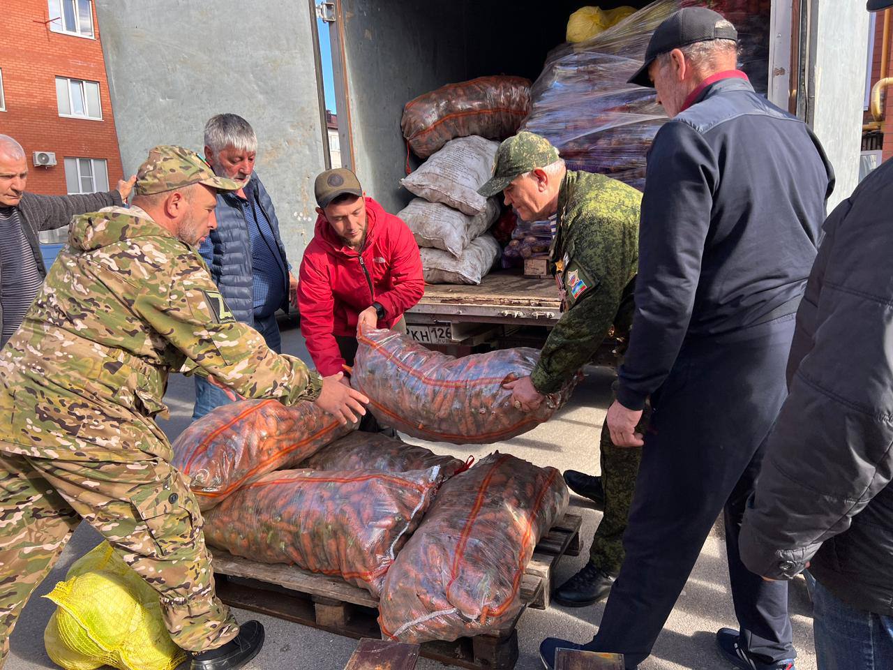 Тыл — фронту. Очередная партия гуманитарной помощи направлена военнослужащим из Карачаево-Черкесии, выполняющим задачи в зоне специальной военной операции Тыл — фронту. Очередная партия гуманитарной помощи направлена военнослужащим из Карачаево-Черкесии, выполняющим задачи в зоне специальной военной операции