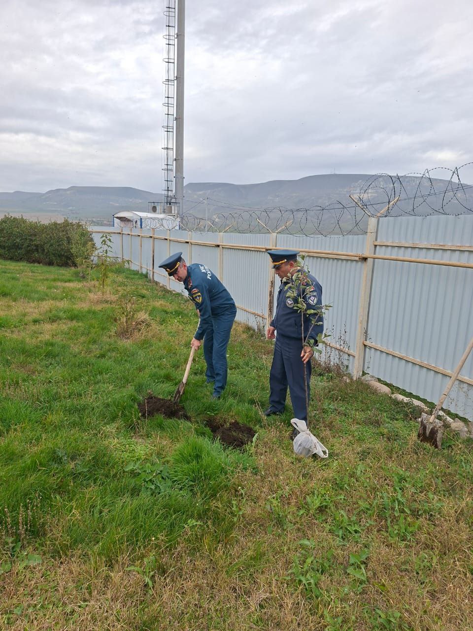 Сотрудники МЧС России провели акцию по высадке плодовых деревьев в Малокарачаевском районе Сотрудники МЧС России провели акцию по высадке плодовых деревьев в Малокарачаевском районе