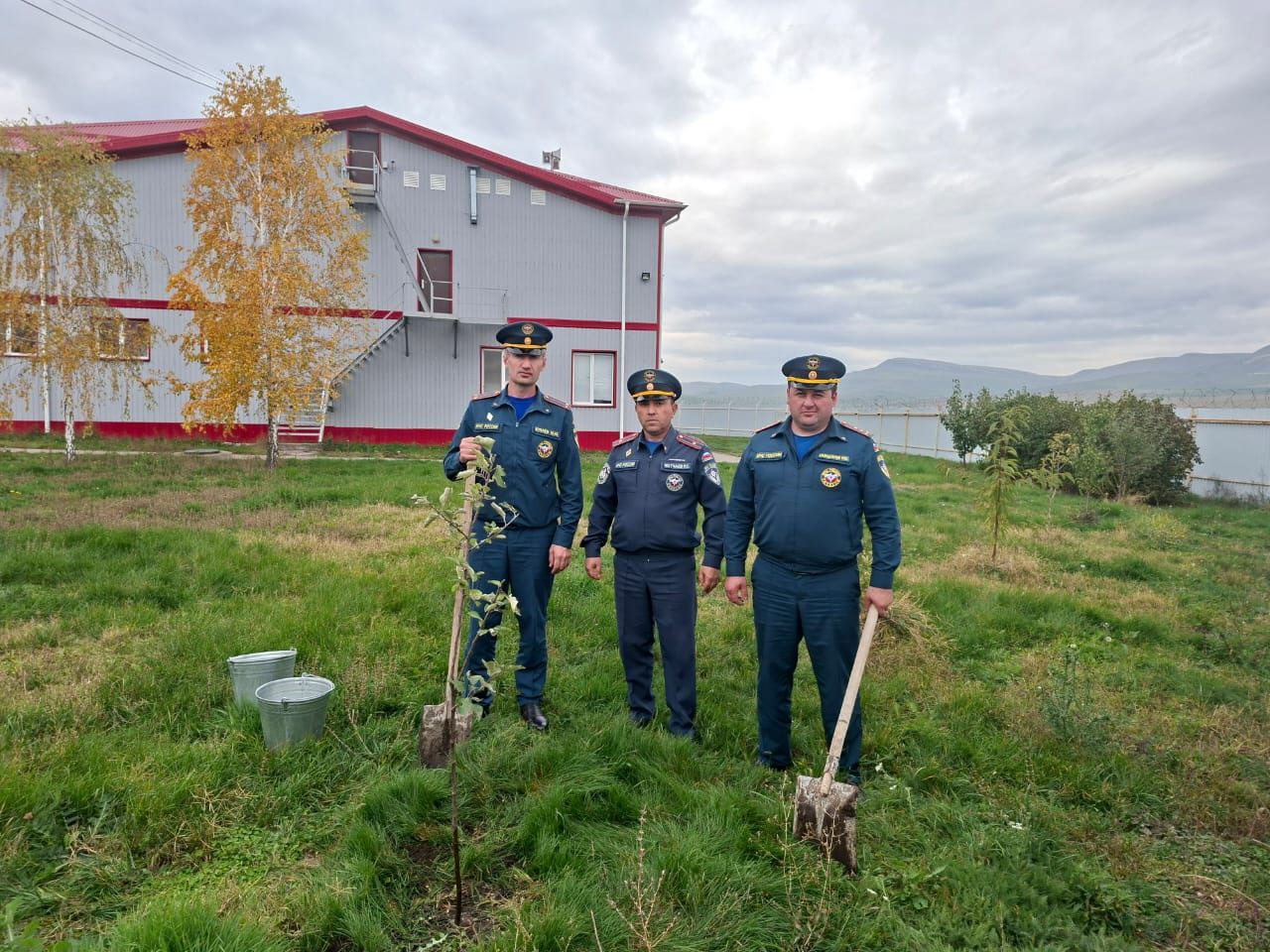 Сотрудники МЧС России провели акцию по высадке плодовых деревьев в Малокарачаевском районе Сотрудники МЧС России провели акцию по высадке плодовых деревьев в Малокарачаевском районе