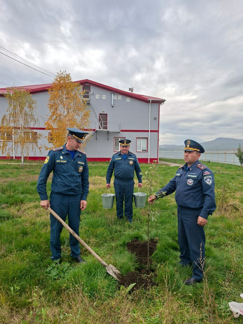 Сотрудники МЧС России провели акцию по высадке плодовых деревьев в Малокарачаевском районе Сотрудники МЧС России провели акцию по высадке плодовых деревьев в Малокарачаевском районе