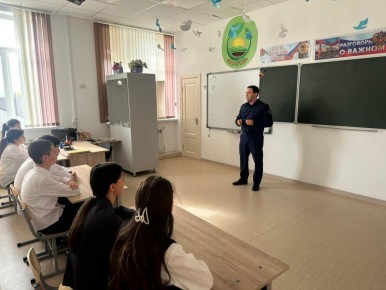 В Абазинском районе следователь регионального следственного управления встретился со школьниками