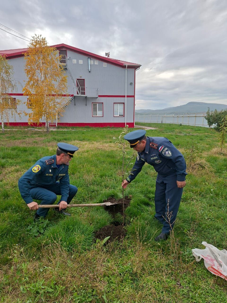 Сотрудники МЧС России провели акцию по высадке плодовых деревьев в Малокарачаевском районе Сотрудники МЧС России провели акцию по высадке плодовых деревьев в Малокарачаевском районе