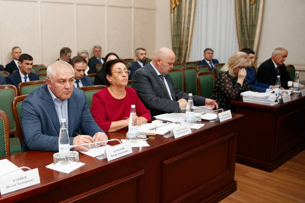 Премьер-министр КЧР Мурат Аргунов провел заседание Правительства Карачаево-Черкесии, на котором было рассмотрено порядка 20 вопросов Премьер-министр КЧР Мурат Аргунов провел заседание Правительства Карачаево-Черкесии, на котором было рассмотрено порядка 20 вопросов