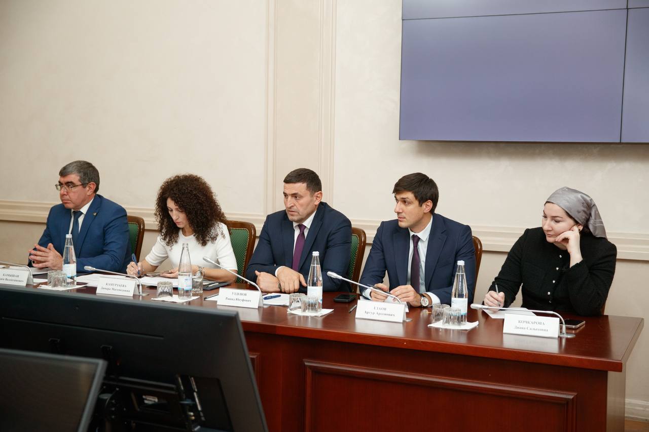 Премьер-министр КЧР Мурат Аргунов провел заседание Правительства Карачаево-Черкесии, на котором было рассмотрено порядка 20 вопросов Премьер-министр КЧР Мурат Аргунов провел заседание Правительства Карачаево-Черкесии, на котором было рассмотрено порядка 20 вопросов