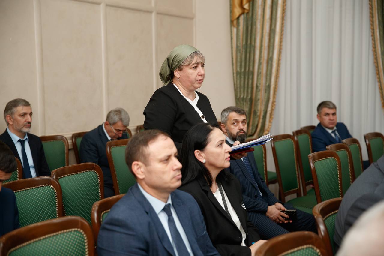 Премьер-министр КЧР Мурат Аргунов провел заседание Правительства Карачаево-Черкесии, на котором было рассмотрено порядка 20 вопросов Премьер-министр КЧР Мурат Аргунов провел заседание Правительства Карачаево-Черкесии, на котором было рассмотрено порядка 20 вопросов