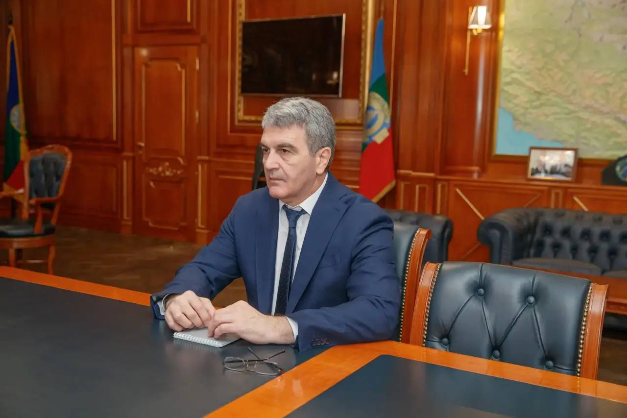 Глава Карачаево-Черкесии Рашид Темрезов провёл совещание с Председателем Правительства КЧР Муратом Аргуновым и Руководителем Администрации Главы и Правительства КЧР Муратом Озовым по отработке вопросов, поступивших на Прямую... Глава Карачаево-Черкесии Рашид Темрезов провёл совещание с Председателем Правительства КЧР Муратом Аргуновым и Руководителем Администрации Главы и Правительства КЧР Муратом Озовым по отработке вопросов, поступивших на Прямую...