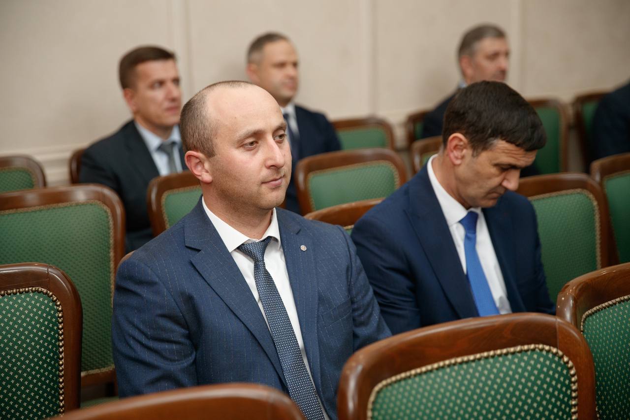 Премьер-министр КЧР Мурат Аргунов провел заседание Правительства Карачаево-Черкесии, на котором было рассмотрено порядка 20 вопросов Премьер-министр КЧР Мурат Аргунов провел заседание Правительства Карачаево-Черкесии, на котором было рассмотрено порядка 20 вопросов