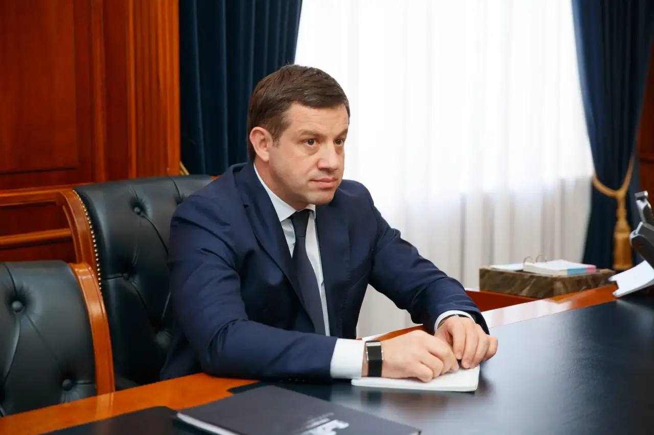 Глава Карачаево-Черкесии Рашид Темрезов провёл совещание с Председателем Правительства КЧР Муратом Аргуновым и Руководителем Администрации Главы и Правительства КЧР Муратом Озовым по отработке вопросов, поступивших на Прямую... Глава Карачаево-Черкесии Рашид Темрезов провёл совещание с Председателем Правительства КЧР Муратом Аргуновым и Руководителем Администрации Главы и Правительства КЧР Муратом Озовым по отработке вопросов, поступивших на Прямую...