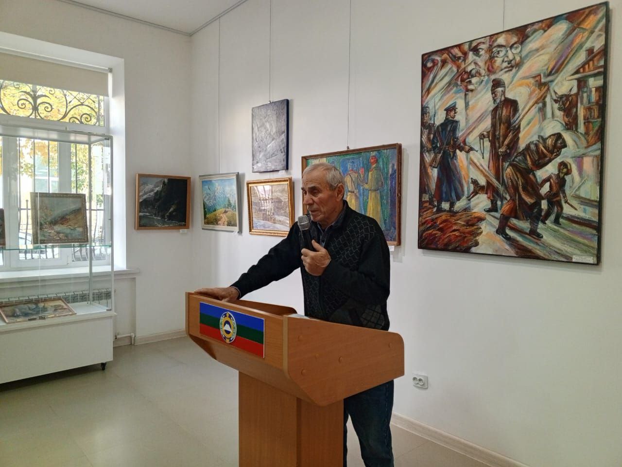 В эти минуты в Картинной галерее, в Черкесске, проходит церемония открытия двух выставок картин: " Забвению не подлежит" и "Преемственность искусства" В эти минуты в Картинной галерее, в Черкесске, проходит церемония открытия двух выставок картин: " Забвению не подлежит" и "Преемственность искусства"