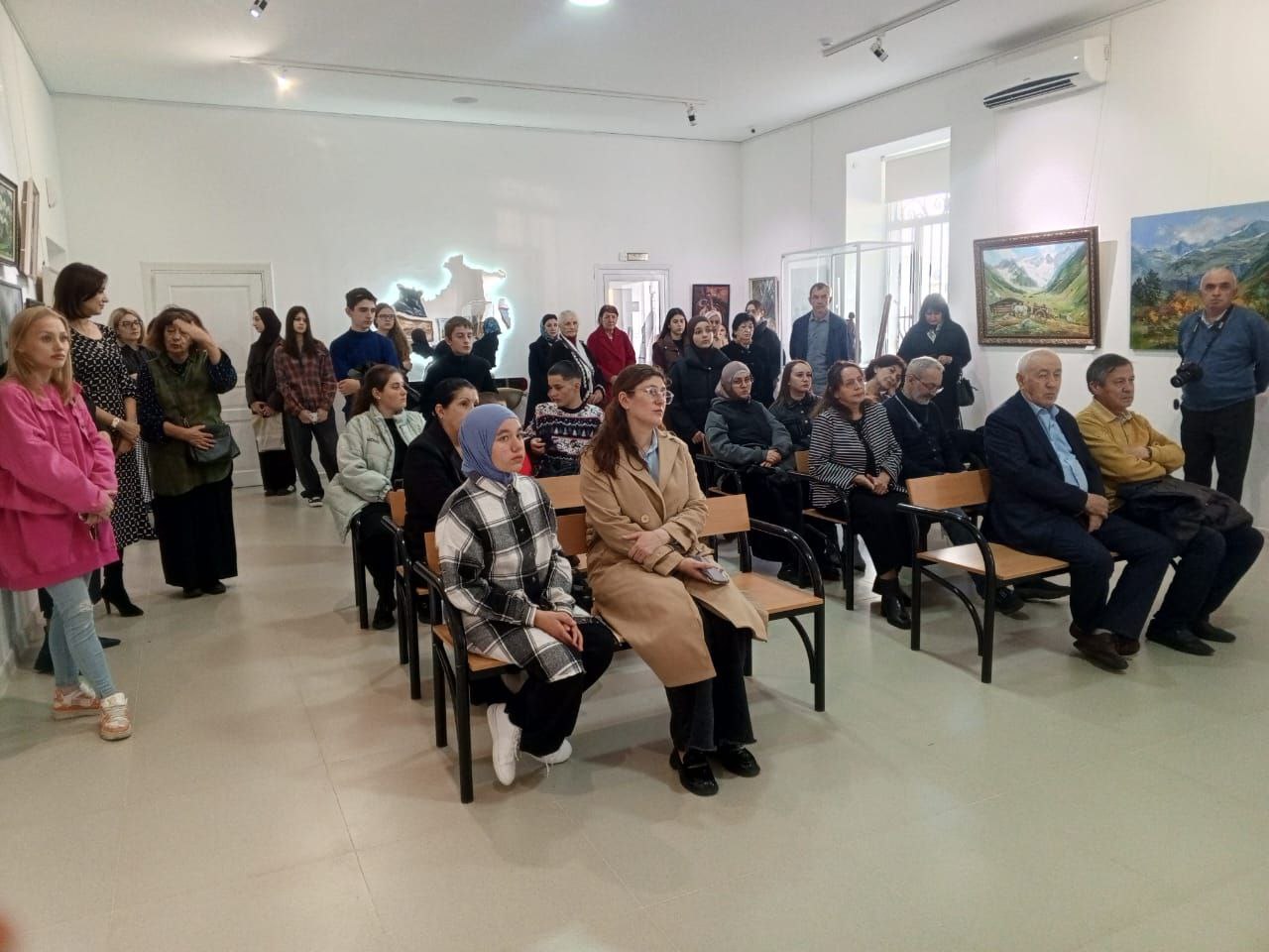 В эти минуты в Картинной галерее, в Черкесске, проходит церемония открытия двух выставок картин: " Забвению не подлежит" и "Преемственность искусства" В эти минуты в Картинной галерее, в Черкесске, проходит церемония открытия двух выставок картин: " Забвению не подлежит" и "Преемственность искусства"