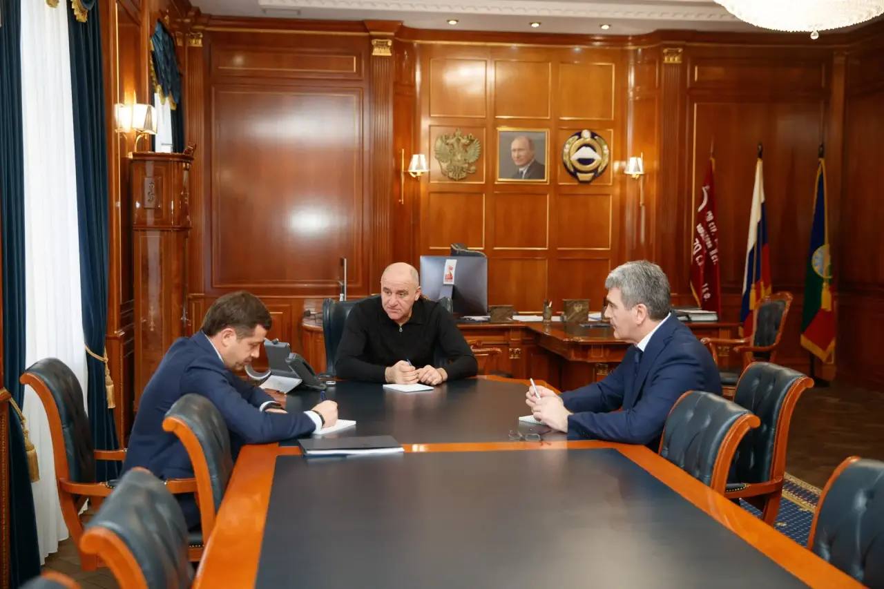 Глава Карачаево-Черкесии Рашид Темрезов провёл совещание с Председателем Правительства КЧР Муратом Аргуновым и Руководителем Администрации Главы и Правительства КЧР Муратом Озовым по отработке вопросов, поступивших на Прямую...