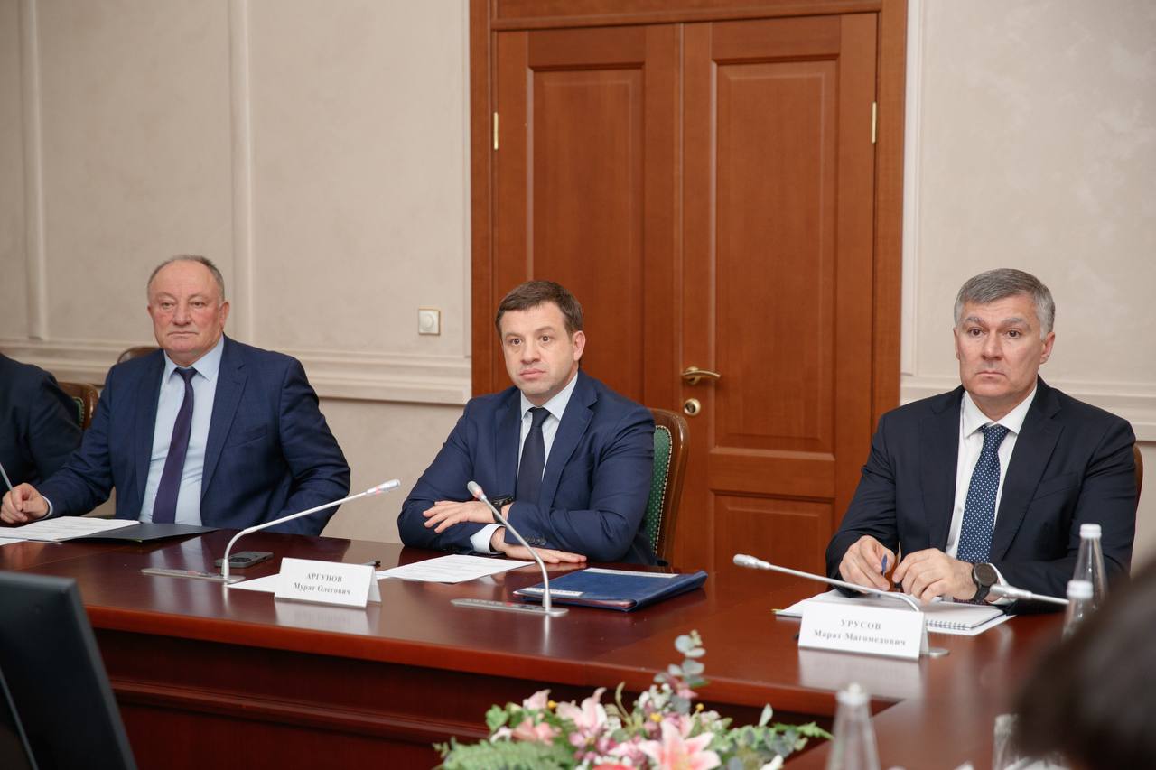 Премьер-министр КЧР Мурат Аргунов провел заседание Правительства Карачаево-Черкесии, на котором было рассмотрено порядка 20 вопросов Премьер-министр КЧР Мурат Аргунов провел заседание Правительства Карачаево-Черкесии, на котором было рассмотрено порядка 20 вопросов