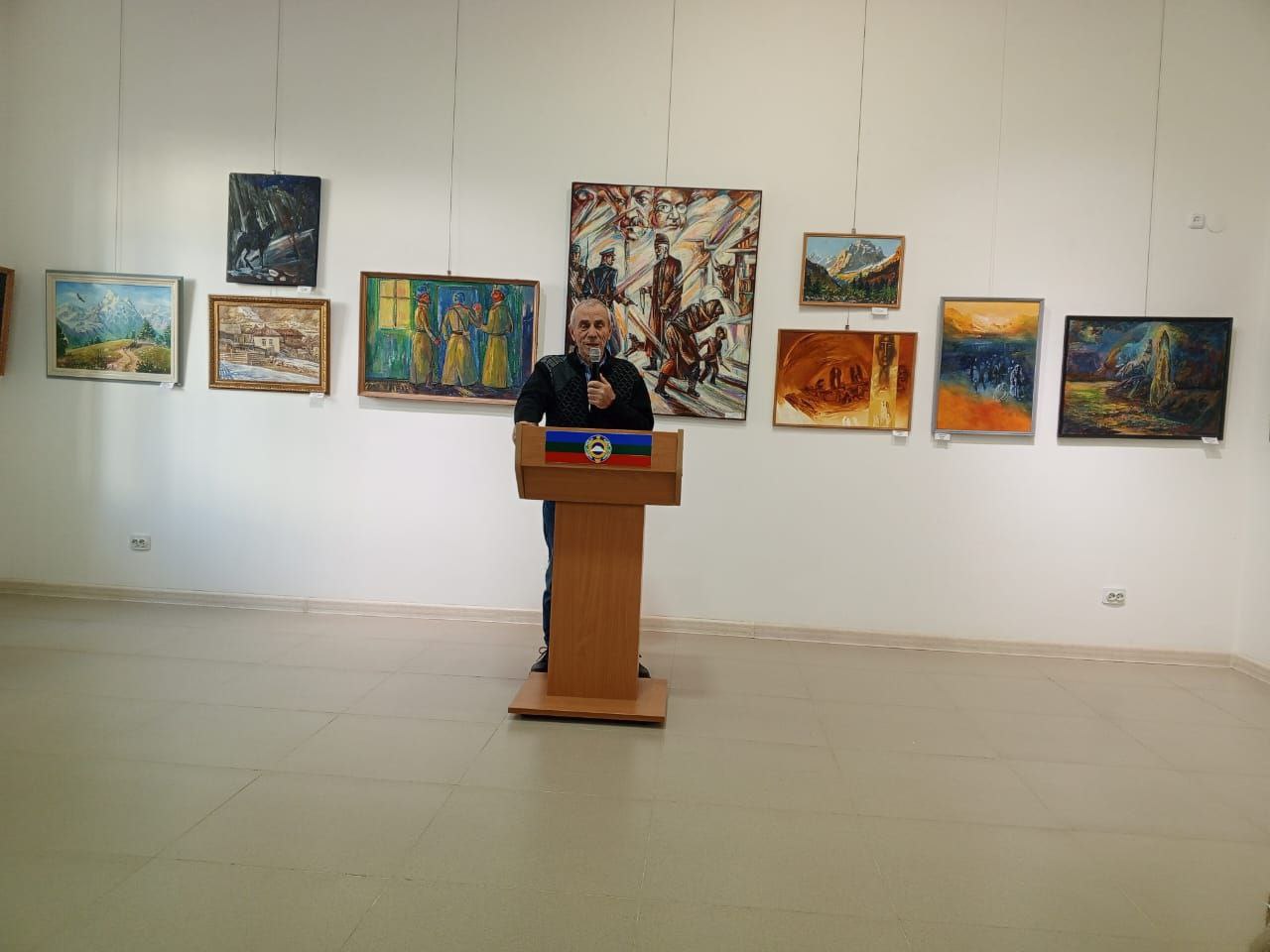 В эти минуты в Картинной галерее, в Черкесске, проходит церемония открытия двух выставок картин: " Забвению не подлежит" и "Преемственность искусства"