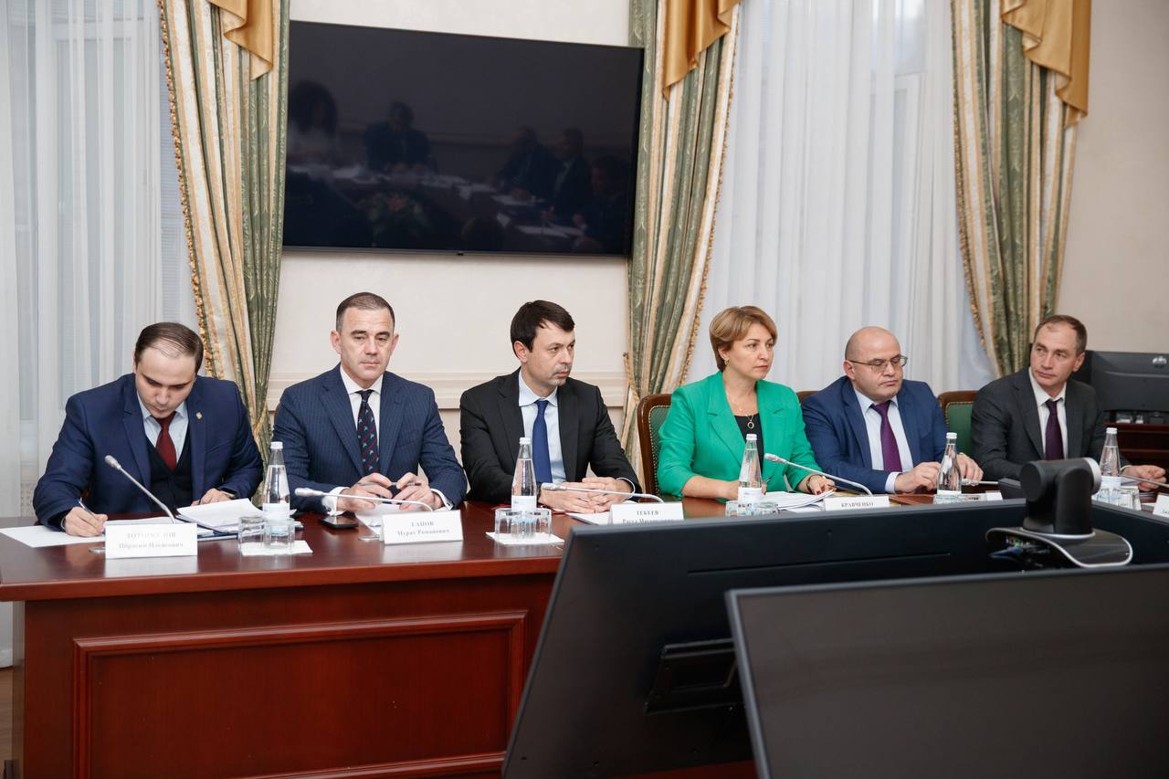 Премьер-министр КЧР Мурат Аргунов провел заседание Правительства Карачаево-Черкесии, на котором было рассмотрено порядка 20 вопросов Премьер-министр КЧР Мурат Аргунов провел заседание Правительства Карачаево-Черкесии, на котором было рассмотрено порядка 20 вопросов