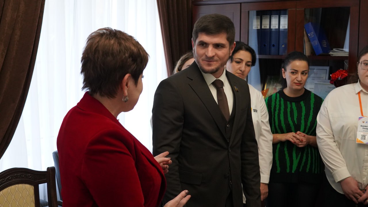 «Значимый взрослый» - так называется совместный всероссийский проект, реализуемый «Движением Первых» и платформой «Добро.рф» при поддержке Минпросвещения России и Росмолодежи «Значимый взрослый» - так называется совместный всероссийский проект, реализуемый «Движением Первых» и платформой «Добро.рф» при поддержке Минпросвещения России и Росмолодежи