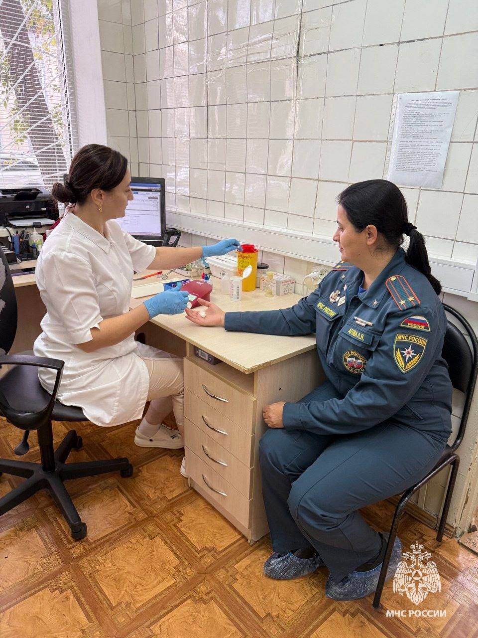 В рамках 35-летия МЧС России сотрудники чрезвычайного ведомства провели донорскую акцию