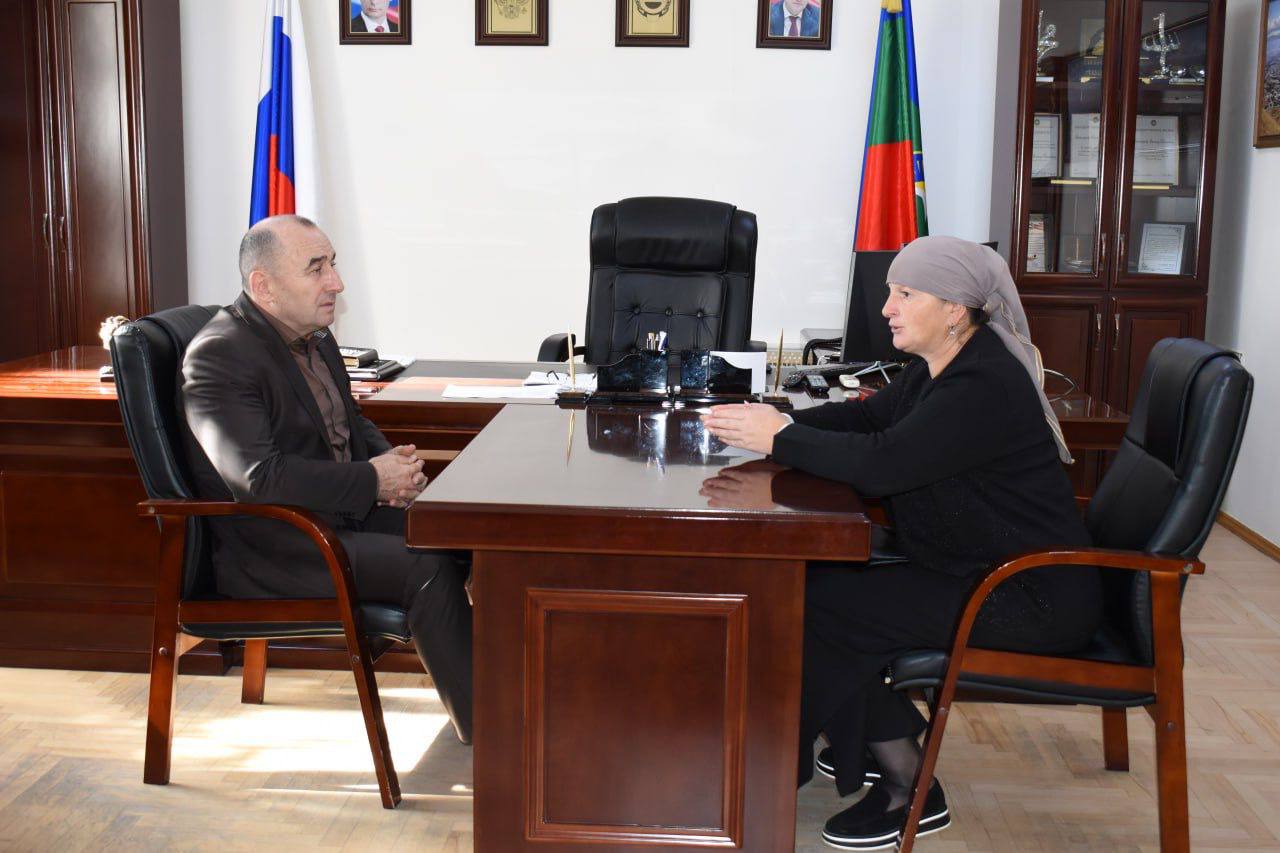 Во исполнение поручения Главы Карачаево-Черкесской Республики Рашида Бориспиевича Темрезова, данного по итогам Прямой линии, провел личную встречу с жительницей села Римгорское Хапаевой Залиной