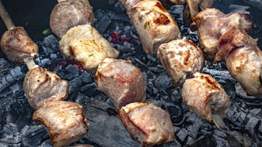 В Греции умеют готовить шашлык: уникальный маринад с можжевельником