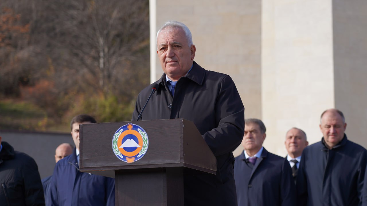 На территории Мемориального комплекса памяти жертв депортации карачаевского народа состоялось траурное мероприятие, приуроченное к 82-й годовщине этого трагического события На территории Мемориального комплекса памяти жертв депортации карачаевского народа состоялось траурное мероприятие, приуроченное к 82-й годовщине этого трагического события