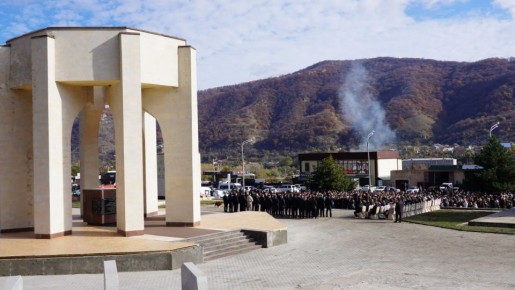 На территории Мемориального комплекса памяти жертв депортации карачаевского народа состоялось траурное мероприятие, приуроченное к 82-й годовщине этого трагического события