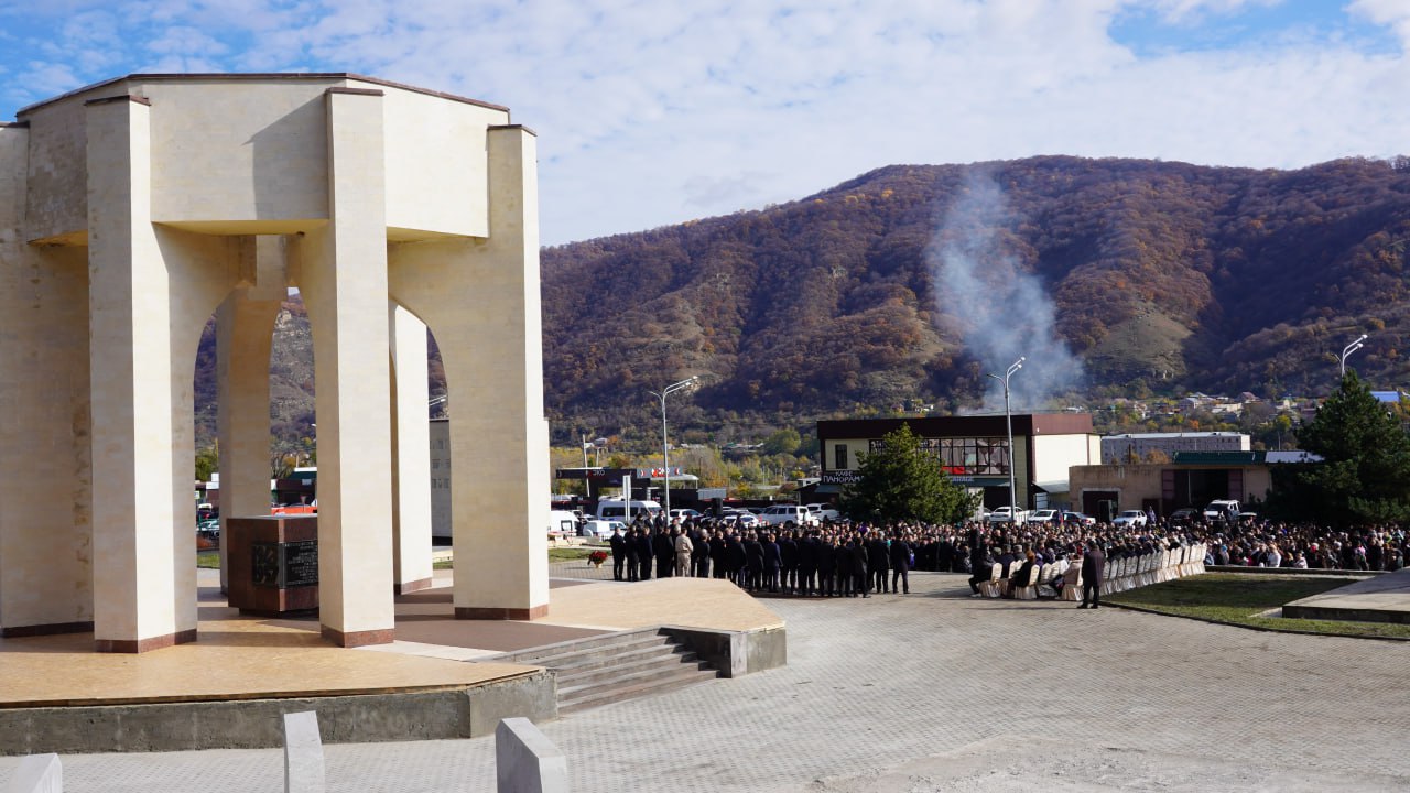 На территории Мемориального комплекса памяти жертв депортации карачаевского народа состоялось траурное мероприятие, приуроченное к 82-й годовщине этого трагического события