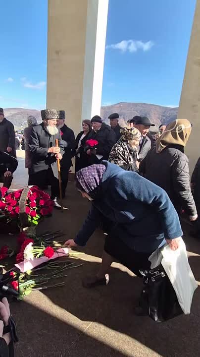 Жители республики возложили цветы к Мемориалу жертвам депортации карачаевского народа